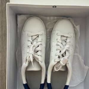 VINCE BEAUTIFUL WHITE SNEAKERS WITH BLUE ACCENT WOMEN’s SIZE 8